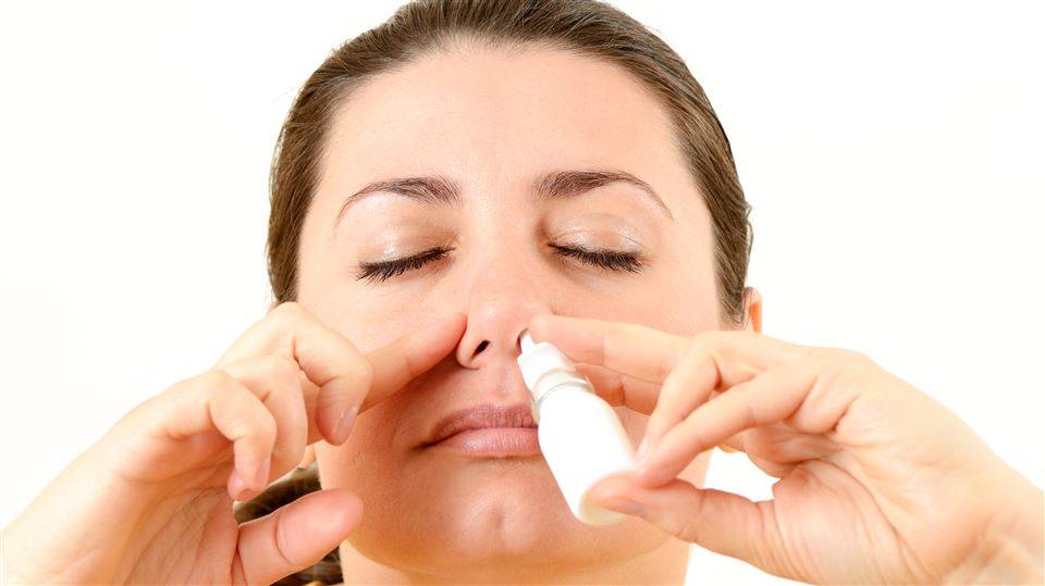 Bilde av en dame som bruker nesespray